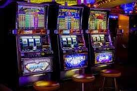 Tampilan meja Lightning Baccarat live dengan dealer profesional di studio bongeslot
